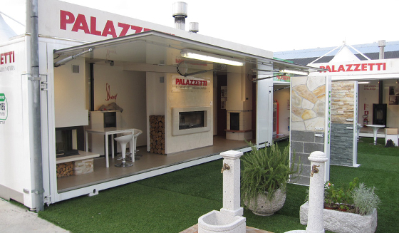 Show-room Palazzetti avec des poêles à pellets, cheminées et cuisinières en fonctionnement